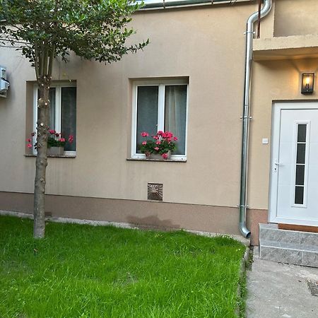 R59 Apartman With Free Parking Pécs Buitenkant foto