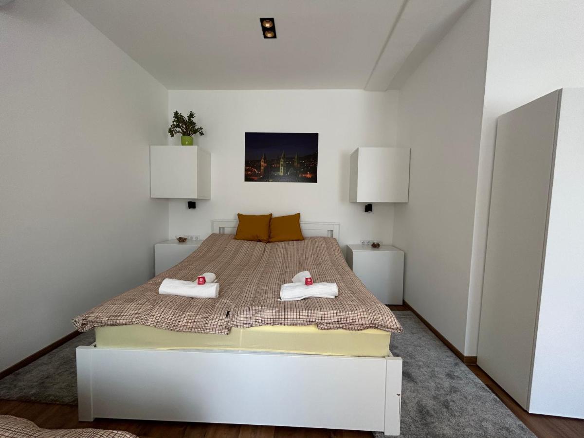 R59 Apartman With Free Parking Pécs Buitenkant foto