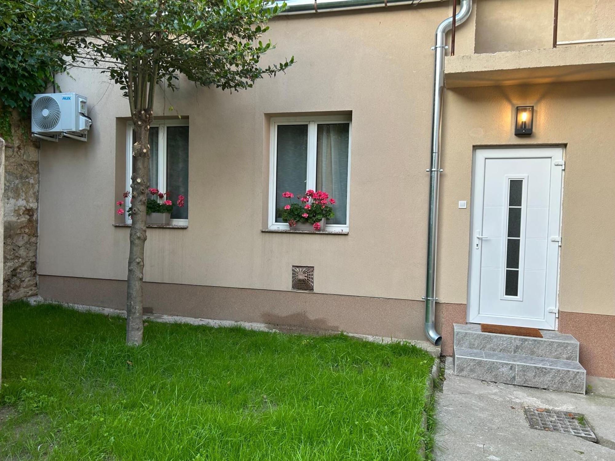 R59 Apartman With Free Parking Pécs Buitenkant foto