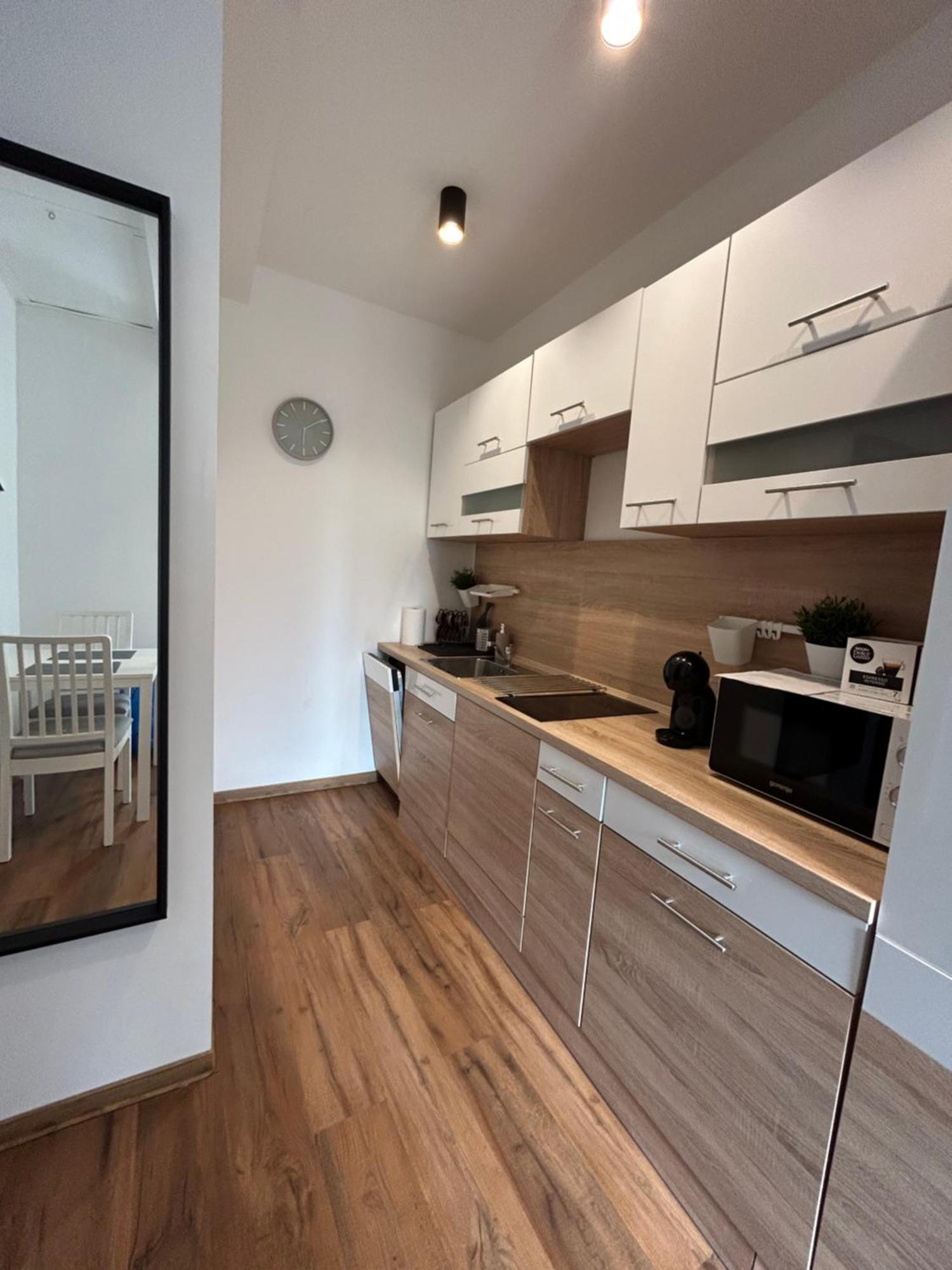 R59 Apartman With Free Parking Pécs Buitenkant foto